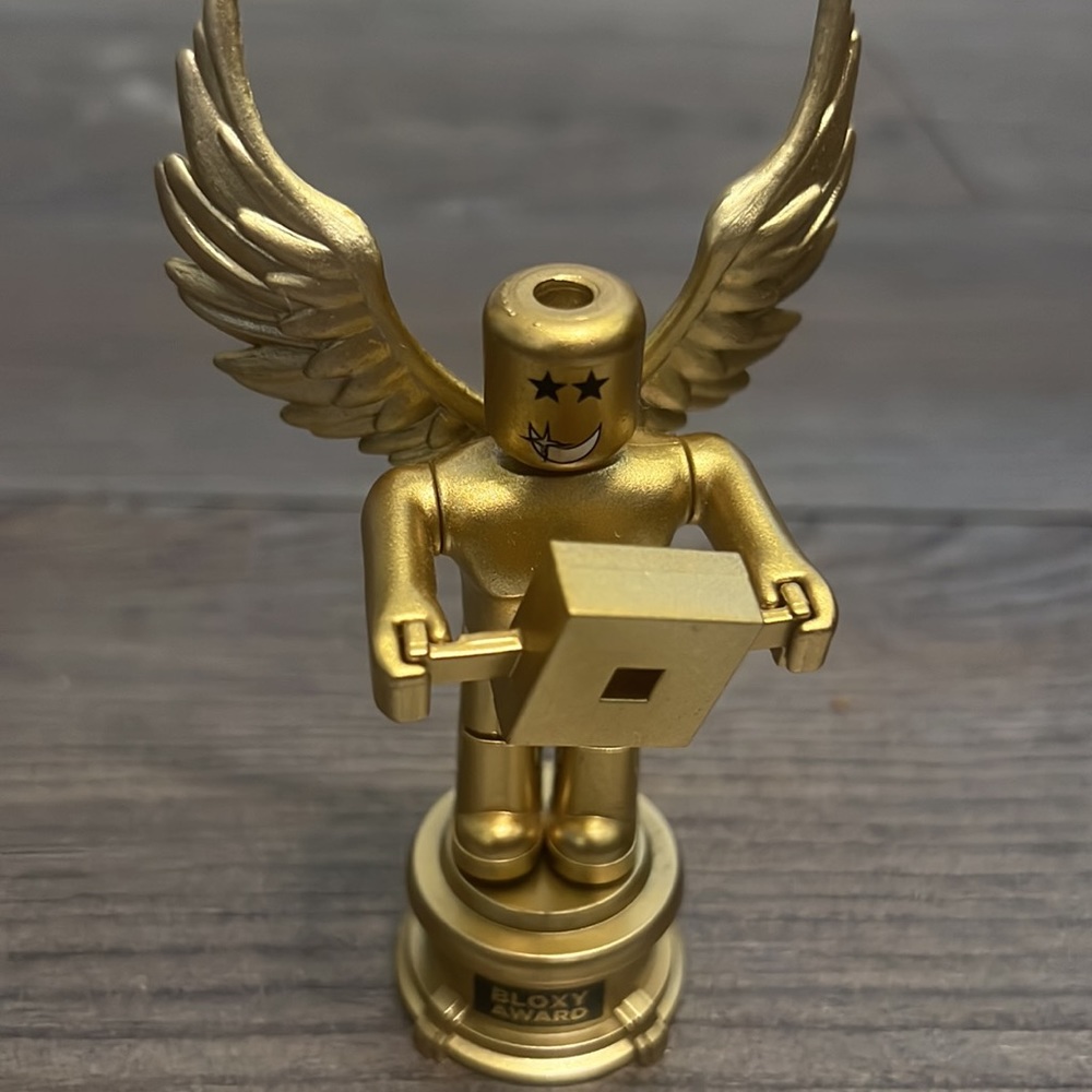 Roblox The Golden Bloxy Award Winged Action Figure Pre-owned *NO CODE*